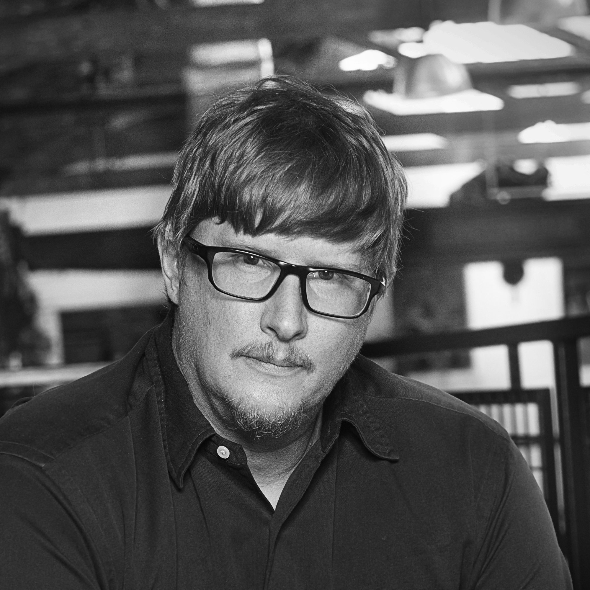 Lee_Scott_sitting_v1_CROPPED_b-w